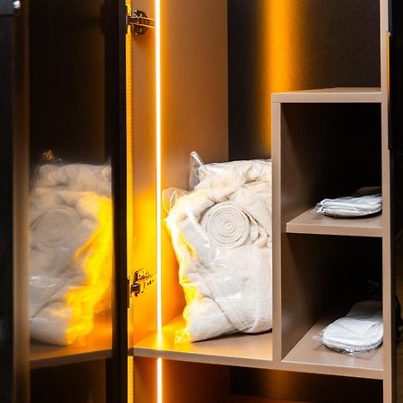 Hotel Opera Prishtine Bagian luar foto