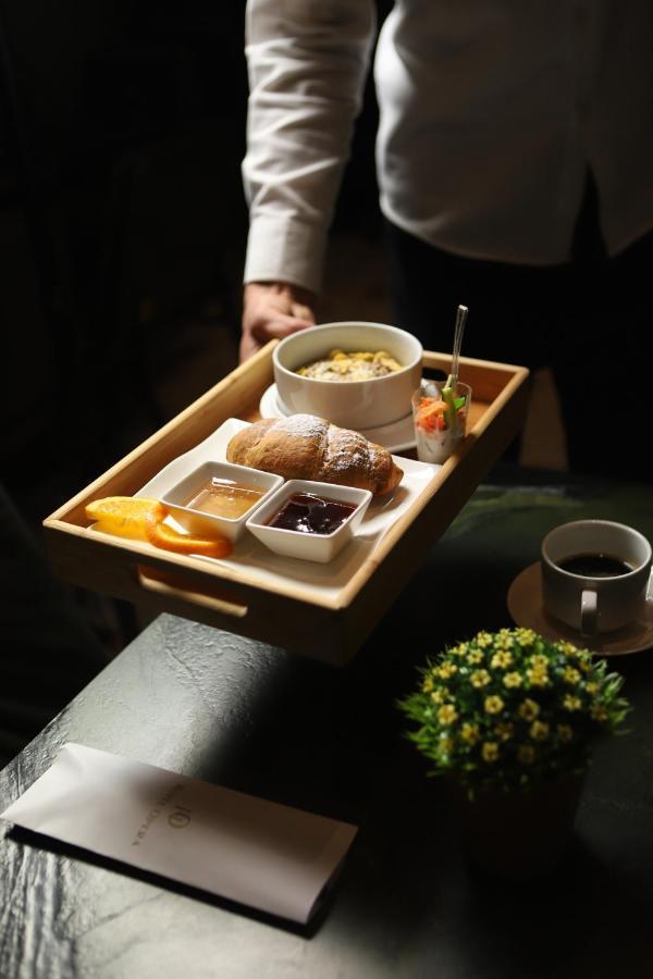 Hotel Opera Prishtine Bagian luar foto