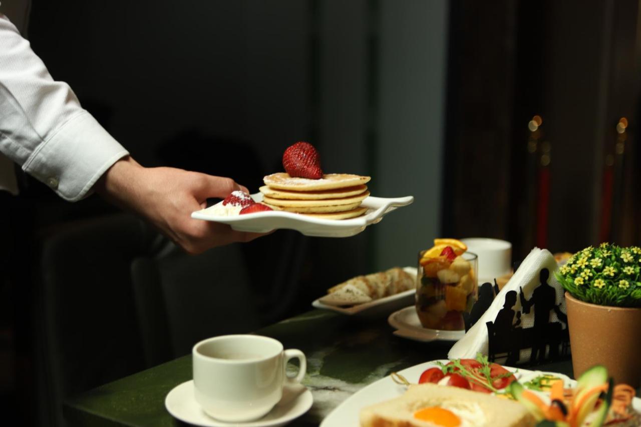 Hotel Opera Prishtine Bagian luar foto
