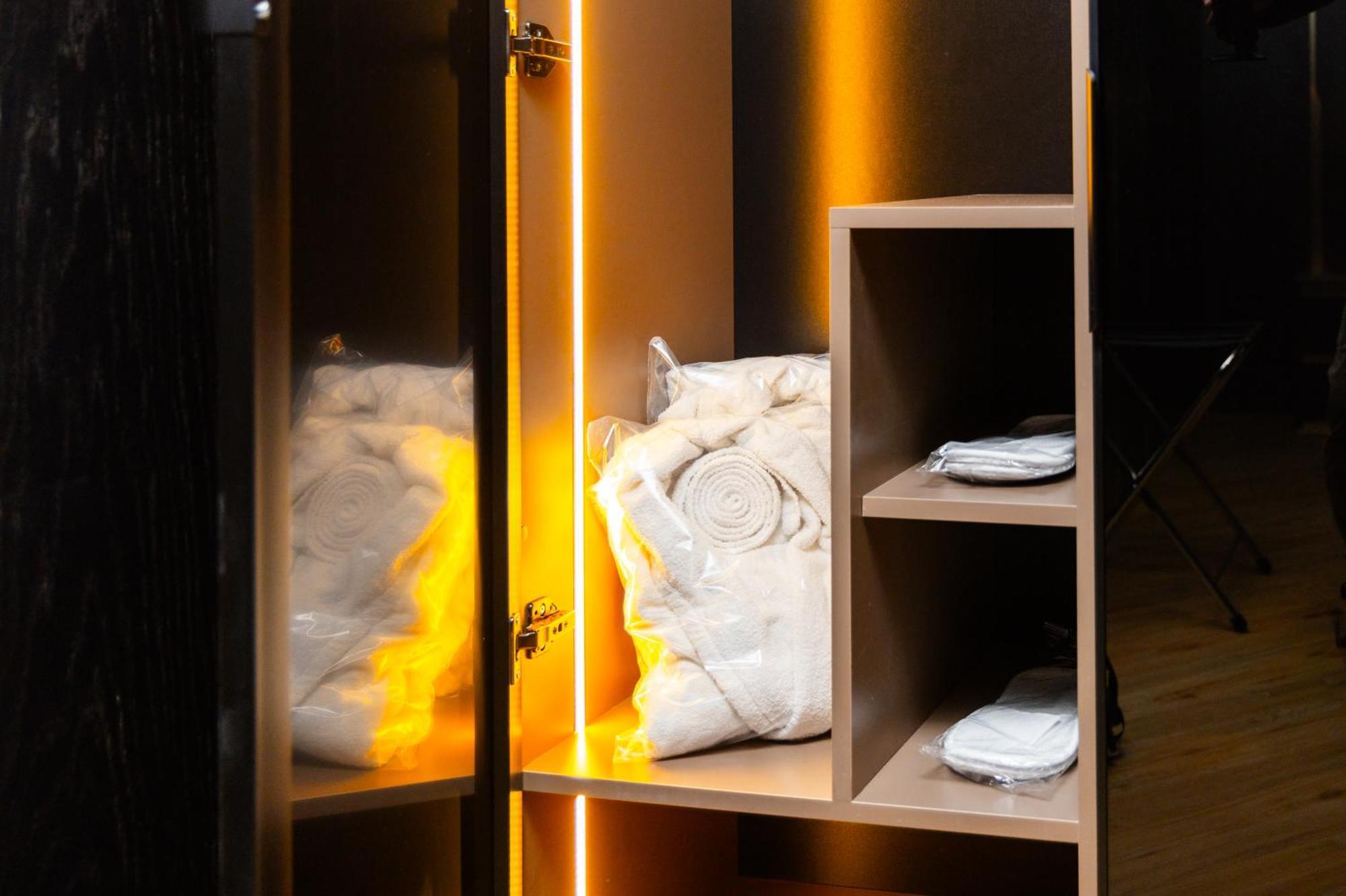Hotel Opera Prishtine Bagian luar foto