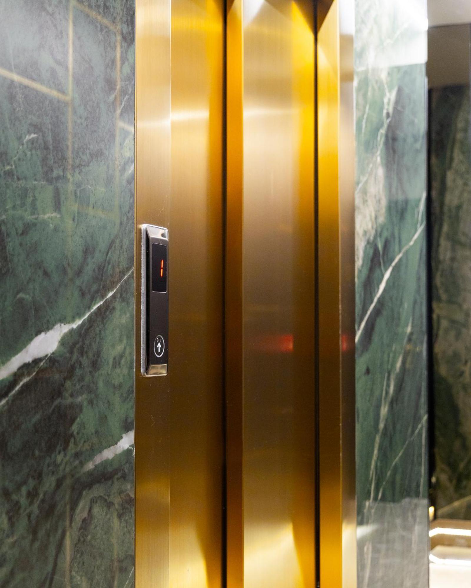 Hotel Opera Prishtine Bagian luar foto
