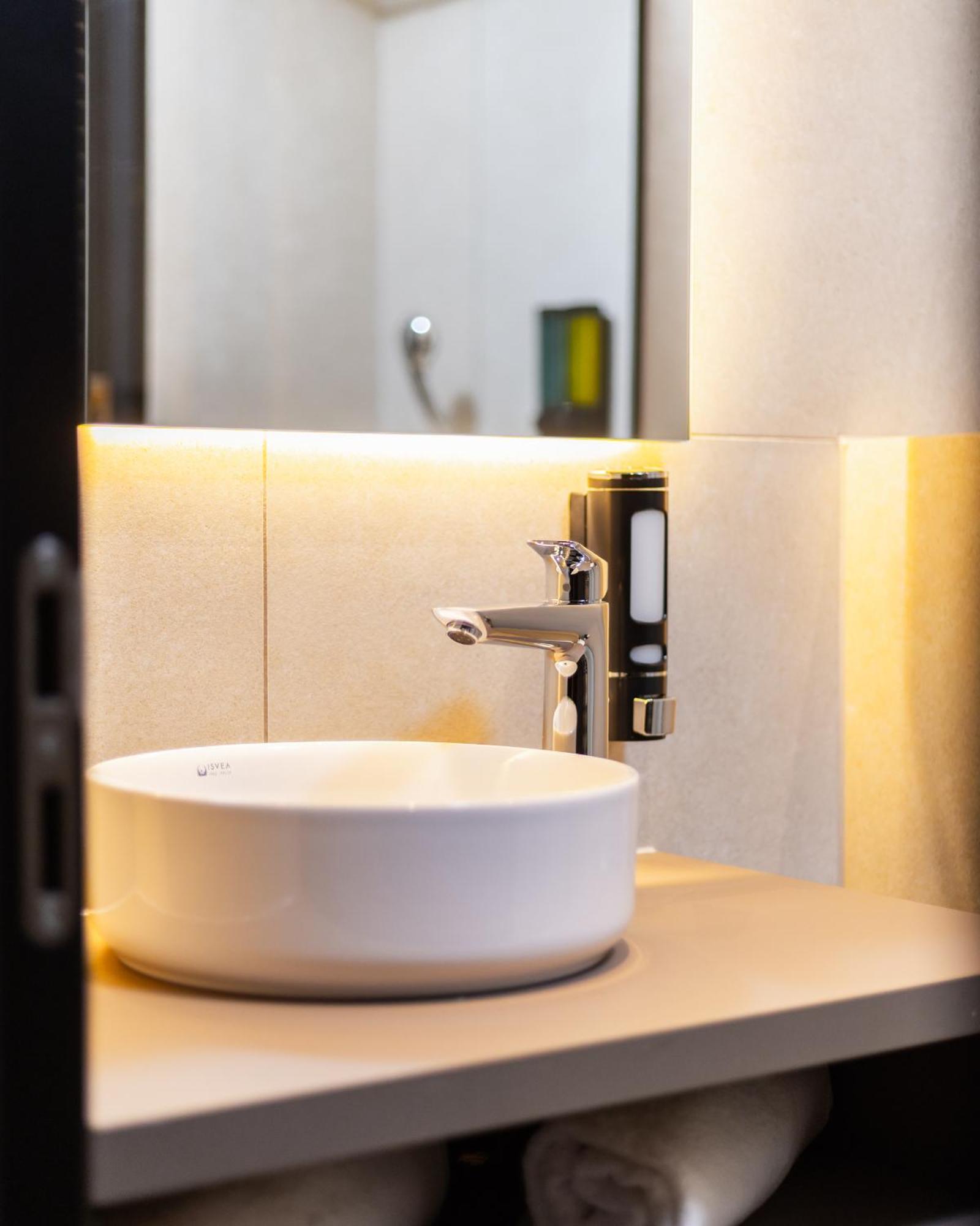 Hotel Opera Prishtine Bagian luar foto