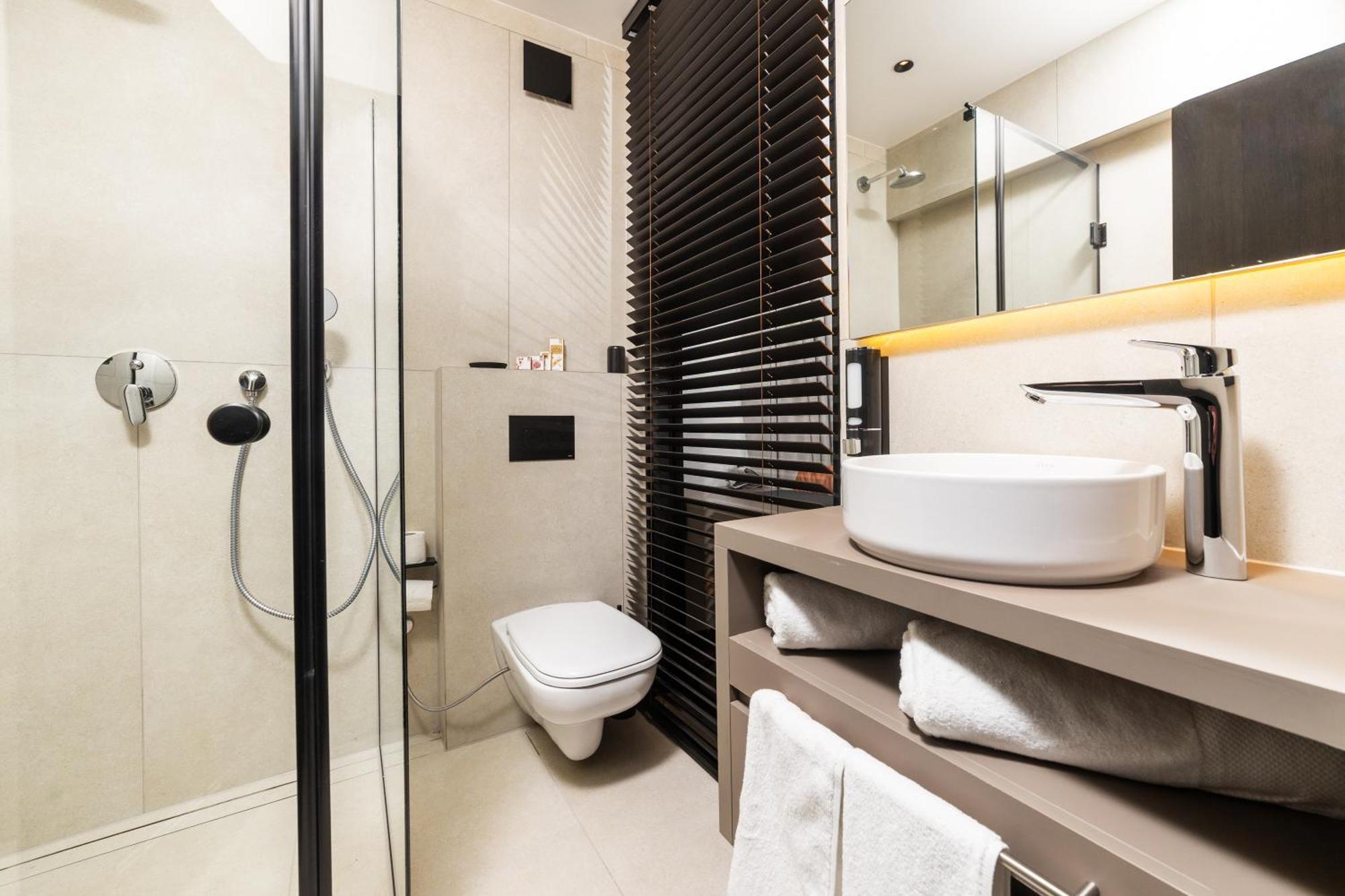 Hotel Opera Prishtine Bagian luar foto