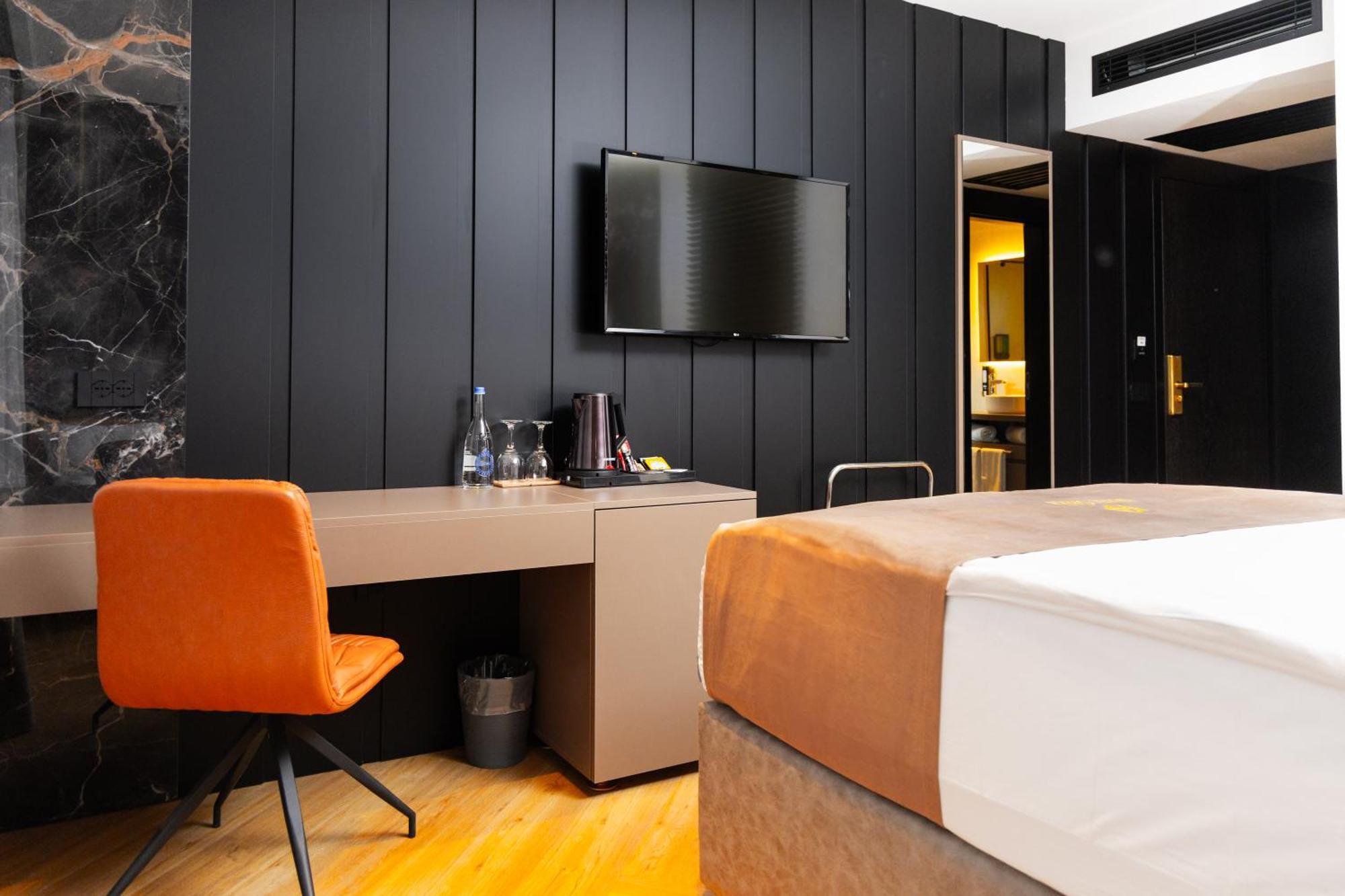 Hotel Opera Prishtine Bagian luar foto